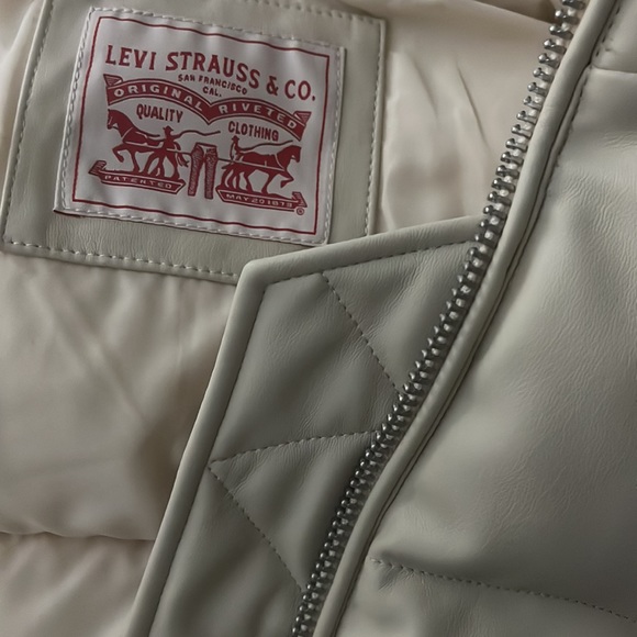 Levi’s womens winter jacket in cream. Leather puffer. Brand new- Never worn! - Picture 2 of 2